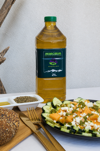 Huile d’olive vierge extra Zemoria 2 L servie avec un repas
